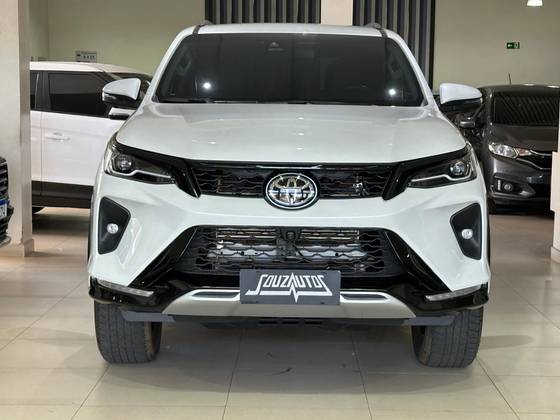 TOYOTA HILUX SW4 2.8 D-4D TURBO DIESEL SRX PLATINUM 7L 4X4 AUTOMÁTICO TOYOTA HILUX SW4 2.8 D-4D TURBO DIESEL SRX PLATINUM 7L 4X4 AUTOMÁTICO